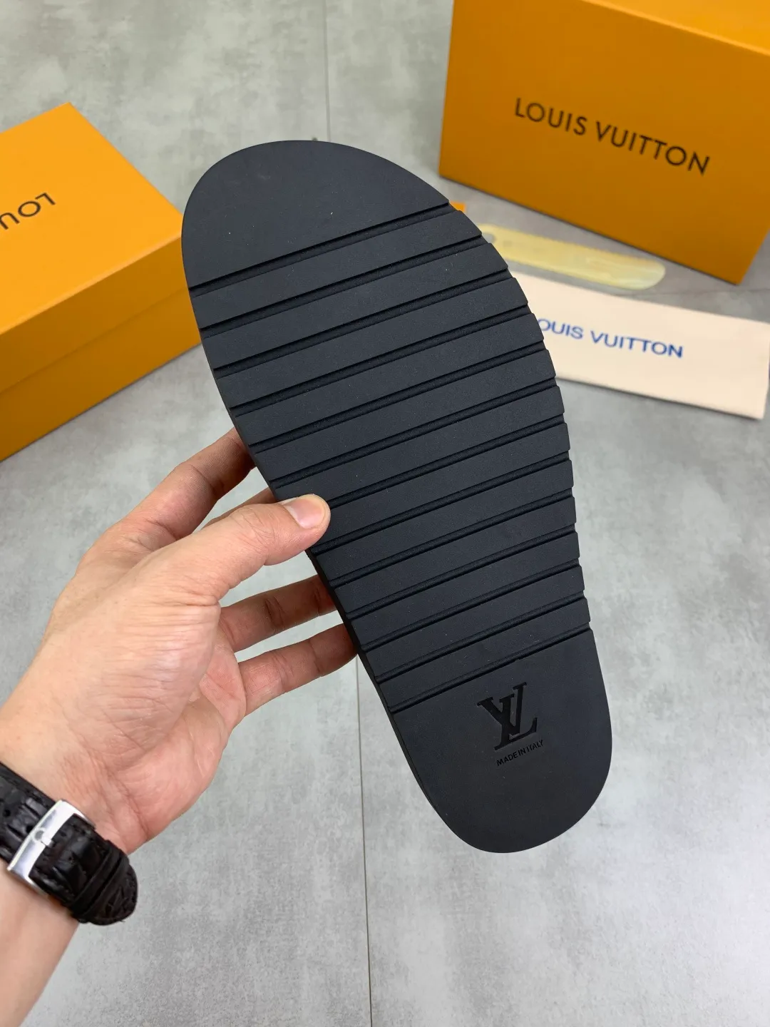 Men's shoes 💰P320💰【New style】🆘 Original quality 【LOUIS VUITTON】The popular Louis Vuitton LV men's slippers on the official website are on sale simultaneously! Original fabric imported from Italy, original factory special supply, code number: 38-44 (45 customized), many colors available